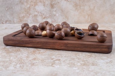 Tahta tahtada bir sürü çikolata şekeri. Yüksek kalite fotoğraf