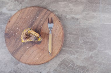 Bisküvi ve anason bir pasta diliminde mermer arka plandaki bir çatalın yanında. Yüksek kalite fotoğraf