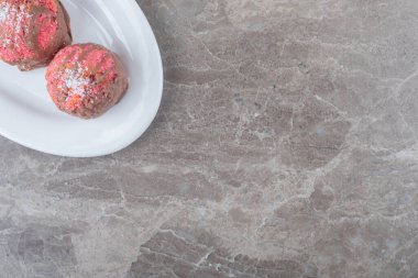 Mermer arka planda küçük atıştırmalık kekler. Yüksek kalite fotoğraf