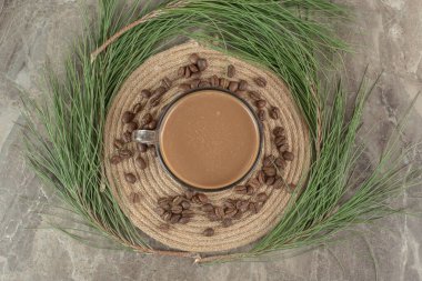 Sıcak kahve, çam çimi ve kahve çekirdekleri. Yüksek kalite fotoğraf