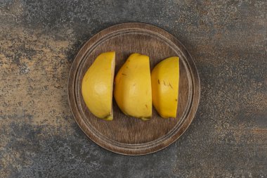 Tahta üzerinde taze ayva dilimleri. Yüksek kalite fotoğraf