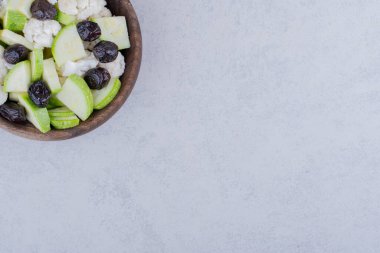 Sebzeli salata ve siyah zeytin. Yüksek kalite fotoğraf