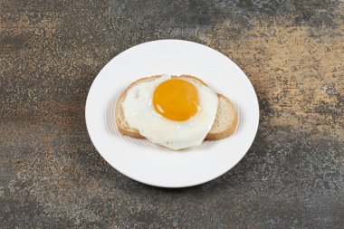 Kahvaltıda yumurtalı tost tabağı. Yüksek kalite fotoğraf