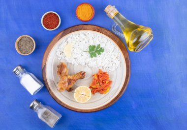 Izgara tavuk bacağı et, pilav ve bir şişe yağ. Yüksek kalite fotoğraf