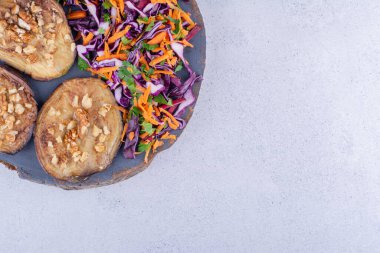 Lezzetli kızarmış patlıcan dilimleri ve mermer arka planda bir porsiyon salata. Yüksek kalite fotoğraf