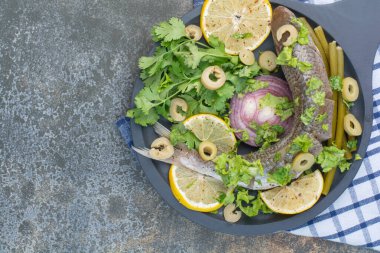 Limonlu ve yeşil mermer kaplamalı siyah bir tabak. Yüksek kalite fotoğraf