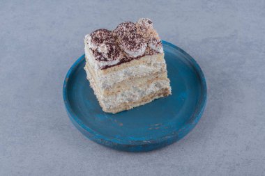 Mavi ahşap tabakta taze çikolatalı pasta dilimlerinin yakın plan fotoğrafı. Yüksek kalite fotoğraf