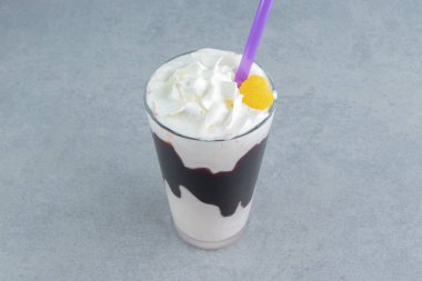  Mermer arka planda bir bardak limonlu milkshake. Yüksek kalite fotoğraf