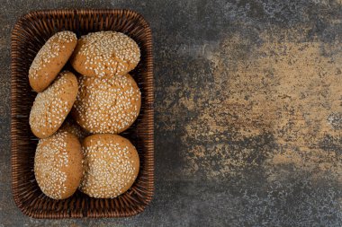 Tahta sepette susam tohumlu kurabiyeler. Yüksek kalite fotoğraf