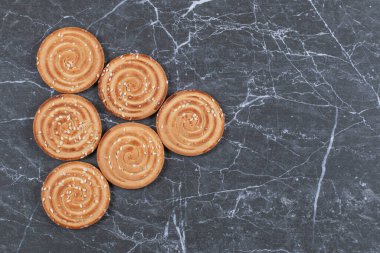 Altı rulo kurabiye, mermer arka planda. Yüksek kalite fotoğraf