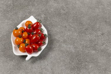 Bir kase lezzetli domates, mermer arka planda. Yüksek kalite fotoğraf