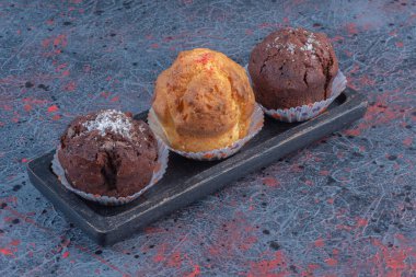 Soyut arka planda küçük bir tepside köfte kutularındaki çörekler. Yüksek kalite fotoğraf