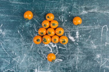 Mavi arka planda sarı kiraz domatesleri. Yüksek kalite fotoğraf