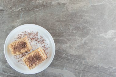 Beyaz tabakta bir dilim Napolyon keki. Yüksek kalite fotoğraf
