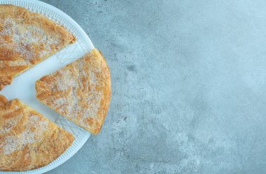 Mermer zemin üzerinde dilimlenmiş gevrek ekmek. Yüksek kalite fotoğraf