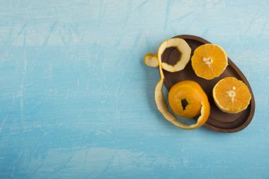 Ahşap bir tabakta soyulmuş sarı portakallar, üst manzara. Yüksek kalite fotoğraf