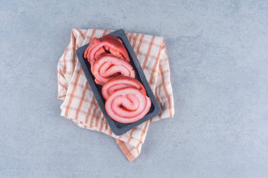 Gri arka planda siyah tabakta kızarmış pastırmalar. Yüksek kalite fotoğraf