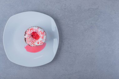 Beyaz tabakta taze kremalı kek manzarası. Yüksek kalite fotoğraf