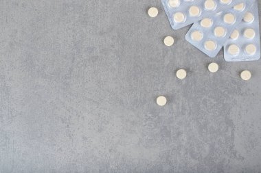 Gri arka planda beyaz haplı kabarcıklar var. Yüksek kalite fotoğraf