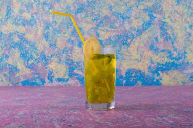 Bir bardak naneli ve limonlu mojito. Yüksek kalite fotoğraf