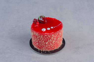 Çilekli pasta mermer yüzeyde reçelle süslenmiş. Yüksek kalite fotoğraf