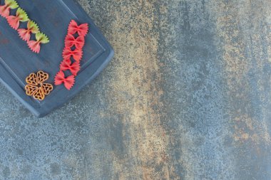 Tahtada, mermer zeminde farklı renkte makarna var. Yüksek kalite fotoğraf