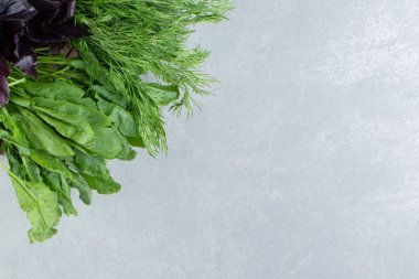 Fesleğen ve maydanozlu, mermer arka planda. Yüksek kalite fotoğraf