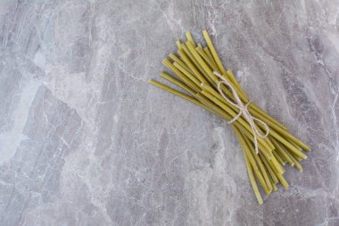 İple bağlanmış yeşil fasulye turşusu. Yüksek kalite fotoğraf