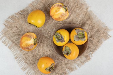 Ahşap kasede bir avuç olgun lezzetli hurma. Yüksek kalite fotoğraf