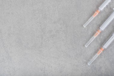 Gri arka planda üç boş şırınga. Yüksek kalite fotoğraf