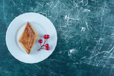 Mavi arka planda beyaz bir tabak lezzetli pasta. Yüksek kalite fotoğraf