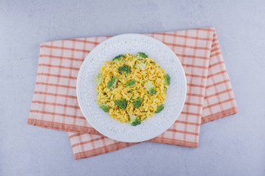 Mermer zemin üzerinde brokoli olan kahverengi pilav. Yüksek kalite fotoğraf