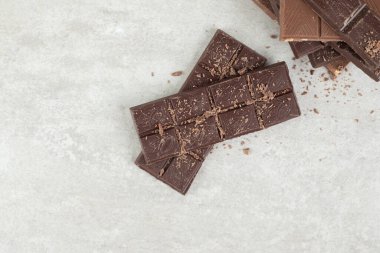 Mermer yüzeyinde fındık olan çikolatalar. Yüksek kalite fotoğraf