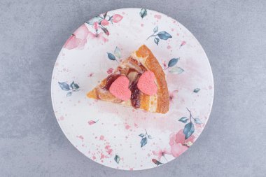 Üzerinde marmelatlar olan bir dilim turta mermer arka planda. Yüksek kalite fotoğraf