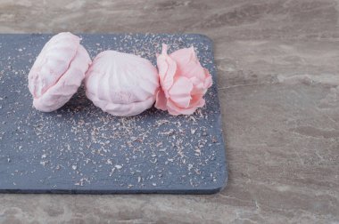 Kurabiyeler ve mermer arka planda bir panoda çiçek corolla. Yüksek kalite fotoğraf