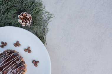 Beyaz tabakta çikolata jöleli lezzetli kurabiye. Yüksek kalite fotoğraf