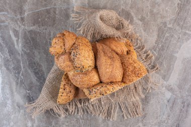 Yarım somun yapısal ekmek mermer arka plan. Yüksek kalite fotoğraf
