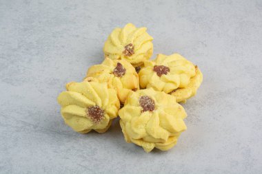 Beyaz arka planda yuvarlak taze kurabiyeler. Yüksek kalite fotoğraf