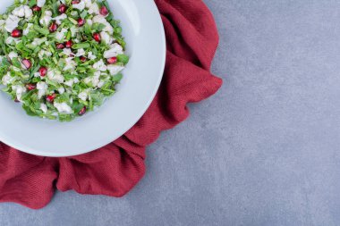 Otlu salata, meyve ve sebzeler tabakta. Yüksek kalite fotoğraf