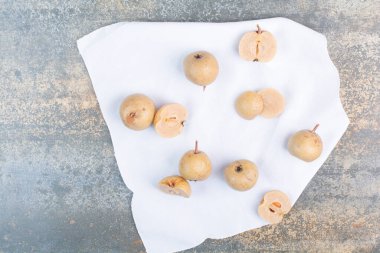 Beyaz arka planda lezzetli taze meyveler. Yüksek kalite fotoğraf