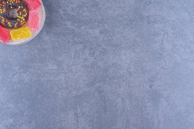 Gri arka planda meyveli jöleli tatlı çörek. Yüksek kalite fotoğraf