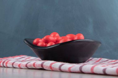 Kırmızı şekerler mermer arka plandaki havlunun üstünde. Yüksek kalite fotoğraf