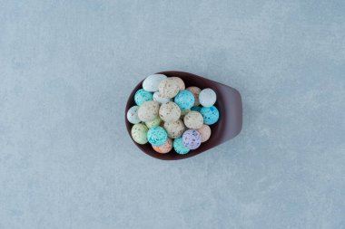 Siyah bir fincanda renkli taş şekerler. Yüksek kalite fotoğraf