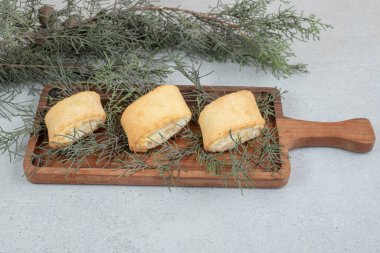 Tahta kesme tahtasının üzerinde üç tatlı lezzetli kurabiye. Yüksek kalite fotoğraf