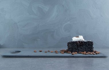 Arka planda kahve çekirdekleri olan lezzetli pasta, kapat.