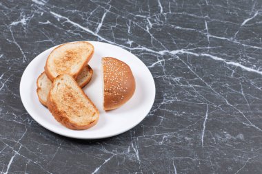 Mermer zeminde taze pişmiş yumurta ve çörekler. Yüksek kalite fotoğraf