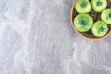 Seramik kasede bir sürü yeşil domates. Yüksek kalite fotoğraf