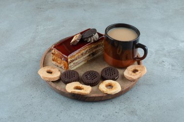 Kek, kahve ve bisküviler tahta tabakta. Yüksek kalite fotoğraf