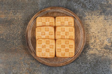 Tahtada kare şeklinde tatlı krakerler. Yüksek kalite fotoğraf