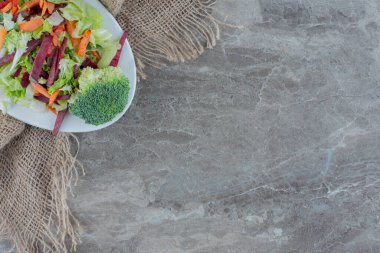 Lahana, karnabahar, brokoli, havuç ve mermer arka planda pancar dilimlerinden oluşan aperatif salata tabağı. Yüksek kalite fotoğraf